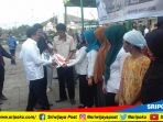 bupati-empatlawang-h-syahril-hanafiah-bantuan-beras_20180305_115917.jpg