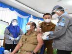 bupati-lahat-cik-ujang-divaksin-pertama-kali.jpg