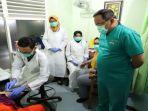 bupati-muba-dodi-resa-alex-melihat-tim-dokter-rsud-sekayu-rapid-tes.jpg