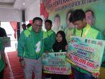 bupati-muba-dodi-reza-alex-ketika-memberikan-bonus.jpg