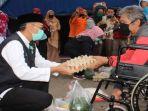 bupati-musirawas-bagikan-bansos.jpg