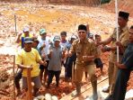 bupati-musirawas-h-hendra-gunawan-berada-ditengah-masyarakat-saat-meresmikan-pembangunan-embung_20180606_130842.jpg
