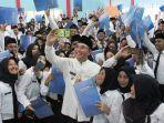 bupati-musirawas-h-hendra-gunawan-selfie-bersama-cpns-yang-menerima-sk.jpg