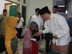 bupati-oku-selatan-popo-ali-m-b-commerce-memberikan-bantuan-pada-puluhan-anak-yatim.jpg