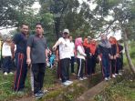 bupati-oku-timur-hm-kholid-md-beserta-sejumlah-kepala-opd-saat-m_20180204_171159.jpg