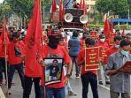 buruh-demo-di-mabes-polri.jpg
