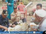 cik-ujang-makan-nasi-bungkus-bersama-warga.jpg