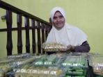 damayanti-pratiwi-memperlihatkan-kue-kering-lebaran_20180611_151957.jpg