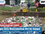 demi-sungai-bersih-dari-sampah-petugas-rela-menceburkan-diri-ke-sungai.jpg