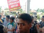 demo-di-kantor-camat-semidangaji-oku.jpg