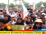 demo-guru-honorer-k2-di-halaman-gedung-dprd-sumsel2_20181004_142052.jpg