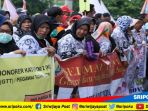 demo-guru-honorer-k2-di-halaman-gedung-dprd-sumsel_20181004_141952.jpg