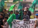 demo-hmi-di-mapolda-sumsel-protes-wakil-ketua-kpk_20160509_132103.jpg