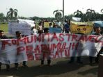 demo-puluhan-sopir-travel-dan-bus-di-kota-prabumulih_20180515_133200.jpg