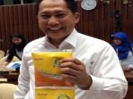 dirut-perum-bulog-budi-waseso-menunjukkan-contoh-beras-sachet-yang-akan-diedarkan_20180630_141548.jpg