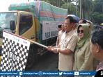 dirut-pt-pusri-mulyono-prawiro-saat-melepas-24-ribu-paket-sembako-seharga-rp-15-ribu.jpg