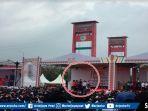 dua-pelajar-diajak-presiden-naik-ke-atas-panggung-dalam-acara-milennial-road-safety-festival.jpg