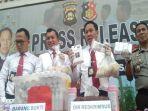 dua-tersangka-pemilik-tahu-formalin-dan-kosmetik-illegal-di-palembang-tak-berkutik-ditangkap-polisi.jpg