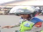 emak-emak-marahi-polisi.jpg