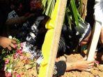 endang-susilawati-35-ketika-menangis-di-pusara-makam-suaminya-sertu-rikson.jpg