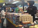 engunjung-mal-saat-sedang-melihat-kue-kering-di-pondok-cokelat-di-ps-mall.jpg