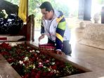 erick-thohir-ziarah-ke-makam-bung-karno_20180720_223213.jpg