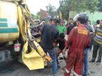 evakuasi-supir-truk-tangki-terjepit.jpg