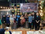 foto-bersama-sobat-literasi-jalanan-dengan-okky-madasari-di-sinibe-cafe-senin-2812019.jpg