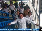 foto-gubernur-sumsel-herman-deru-saat-menaiki-stasiun-lrt.jpg