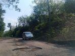 foto-jalan-berlobang-di-kawasan-pali.jpg