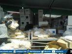 foto-komisioner-kpu-oki-mendistribusikan-surat-suara.jpg
