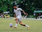 gelandang-serang-jechsen-giring-bola.jpg