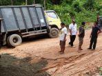 gotong-royong-timbun-jalan.jpg
