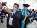 gubernur-sumsel-herman-deru-foto-selfie-ketika-menghadiri-wisuda-iii-uss.jpg