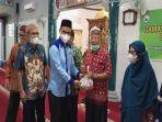 guru-ngaji-dapat-telur-gratis.jpg