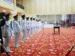 h-hendra-gunawan-saat-melantik-10-penjabat-kades.jpg