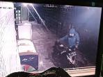hanya-10-menit-pria-ini-bobol-gempok-pagar-dan-rusak-kunci-motor-terekam-cctv-korbannya-security.jpg