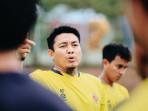 head-coach-beri-paparan-ke-pemain.jpg