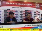 head-coach-sriwijaya-fc-budi-jo-kiri-bersama-media-officer-hendra-kusuma-tengah1.jpg