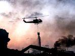helikopter-memadamkan-api-di-lokasi-ledakan-di-kawasan-pelabuhan-di-beirut.jpg