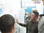 herman-deru-melakukan-monitoring-secara-langsung-jalannya-distribusi-logistik-pemilu-2.jpg