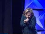 hillary-clinton-mengelak-lemparan-sepatu.jpg