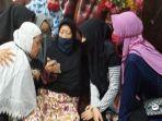 hj-darmawati-saksikan-prosesi-pemakaman-jaksa-fedrik.jpg