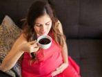 ibu-hamil-minum-kopi-wanita-hamil-minum-kopi.jpg