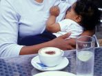 ibu-menyusui-minum-kopi_20170314_131333.jpg