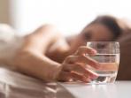 ilustrasi-minum-air-putih-saat-bangun-tidur_20160307_073442.jpg
