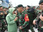 istri-prajurit-tni-ad-menyeka-air-mata.jpg