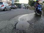 jalan-mp-mangku-negara-kenten-palembang-berlubang_20160630_104354.jpg