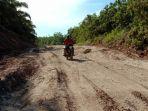 jalan-poros-simpang-raja-menuju-jerambah-besi-pali-memprihatinkan.jpg