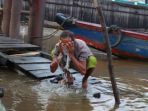 jemaah-masjd-kiai-merogan-mengambil-wudhu-di-sungai-musi_20170901_111021.jpg